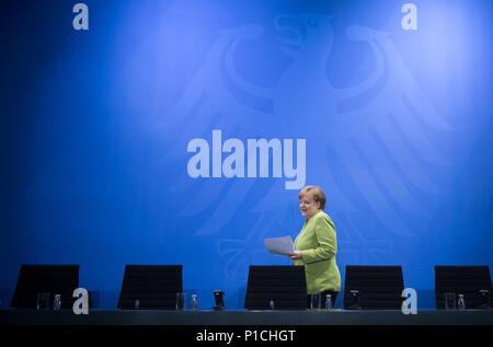 Berlin, Allemagne. 11 Juin, 2018. La chancelière allemande, Angela Merkel, de l'Union chrétienne-démocrate (CDU) assiste à une conférence de presse après sa rencontre avec les présidents et -les femmes de la finance internationale, les organisations de l'économie et à la Chancellerie fédérale. Photo : Bernd von Jutrczenka/dpa dpa : Crédit photo alliance/Alamy Live News Banque D'Images