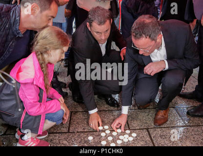 Mainz, Allemagne. 11 juin 2018. Les gens s'tea light en souvenir de Susanna F. autour de 300 personnes ont suivi l'appel des syndicats locaux et des églises à une veillée dans le centre-ville de Mayence, à se souvenir de l'adolescent tué Suanna F., malgré la forte pluie. Ils ont posé des bougies en souvenir de la victime. L'aile droite 'Kandel ist uberall' (Kandel est partout) mouvement organisé un rassemblement sous le prétexte de l'assassinat au même moment à proximité. ers. Crédit : Michael Debets/Alamy Live News Banque D'Images