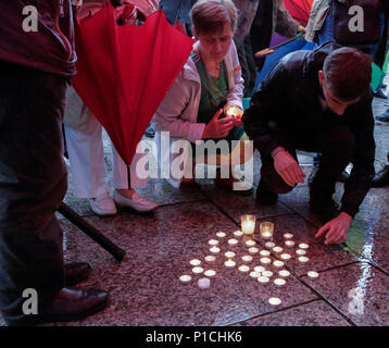 Mainz, Allemagne. 11 juin 2018. Un homme met un lumignon en souvenir de Susanna F. autour de 300 personnes ont suivi l'appel des syndicats locaux et des églises à une veillée dans le centre-ville de Mayence, à se souvenir de l'adolescent tué Suanna F., malgré la forte pluie. Ils ont posé des bougies en souvenir de la victime. L'aile droite 'Kandel ist uberall' (Kandel est partout) mouvement organisé un rassemblement sous le prétexte de l'assassinat au même moment à proximité. ers. Crédit : Michael Debets/Alamy Live News Banque D'Images