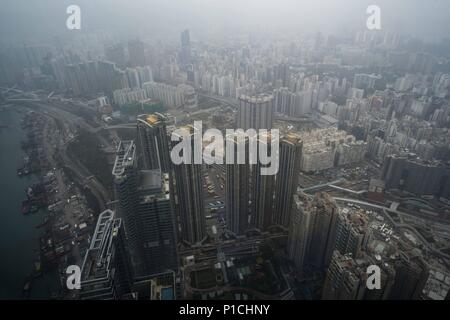 Hong Kong, CHN, Chine. Apr 26, 2018. Hong Kong, Chine .connue officiellement sous le nom de la Région administrative spéciale de Hong Kong de la République populaire de Chine. Situé dans le Delta de la rivière des Perles elle fait partie de la quatrième région la plus densément peuplée au monde. Actuellement plus de 7,4 millions de personnes vivent à Hong Kong. Le salon dispose de la la plupart des gratte-ciel dans le monde. La ville entoure le port de Victoria.Avis de smog/brumeux de Kowloon haut de International Commerce Center. Beaucoup de nouveaux travaux en cours ci-dessous. Credit : Bill Frakes/ZUMA/Alamy Fil Live News Banque D'Images