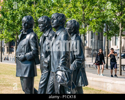 Pier Head, Liverpool, Angleterre, Royaume-Uni, 11 juin 2018. Météo France : soleil sur la Mersey. Une belle journée ensoleillée le long de la rivière Mersey à Liverpool aujourd'hui pour les visiteurs de la célèbre statue Beatles par Andy Edwards, qui reflète une véritable séance photo du passé Banque D'Images