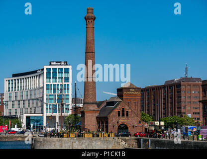 Albert Dock, Liverpool, Angleterre, Royaume-Uni, 11 juin 2018. Météo France : soleil sur la Mersey. Une belle journée ensoleillée avec ciel bleu clair le long de la rivière Mersey à Liverpool. La station de pompage à quai pub avec des gens assis à l'extérieur et sa tour en briques, avec l'hôtel Hilton moderne à l'arrière-plan Banque D'Images