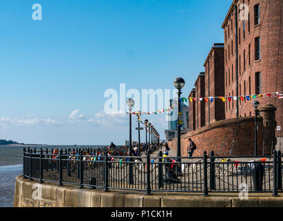 Albert Dock, Liverpool, Angleterre, Royaume-Uni, 11 juin 2018. Météo France : soleil sur la Mersey. Une belle journée ensoleillée avec ciel bleu le long de la rivière Mersey à Liverpool pour les touristes et les locaux bénéficiant d'une promenade le long de la promenade avec entrepôt restauré à l'Albert Dock Banque D'Images