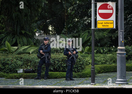 Singapour. 11 juin 2018. Dans les degrés de chaleur caniculaire 34, des policiers armés sont dans perporation pour le départ du président américain de l'Turmp Singapour 3151. La rencontre historique entre le président américain Donald Trump et le dirigeant nord-coréen Kim Jong-un a été prévue pour le 12 juin à Singapour en tant que les deux dirigeants sont arrivés dans la ville-état d'Asie du Sud-Est le dimanche avant le sommet décisif. Credit : SOPA/Alamy Images Limited Live News Banque D'Images