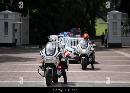 Singapour. 11 juin 2018. Dans les degrés de chaleur caniculaire 34, la police le mtotobikes Turmp escorte le Président de l'Istana à Singapour. La rencontre historique entre le président américain Donald Trump et le dirigeant nord-coréen Kim Jong-un a été prévue pour le 12 juin à Singapour en tant que les deux dirigeants sont arrivés dans la ville-état d'Asie du Sud-Est le dimanche avant le sommet décisif. Credit : SOPA/Alamy Images Limited Live News Banque D'Images