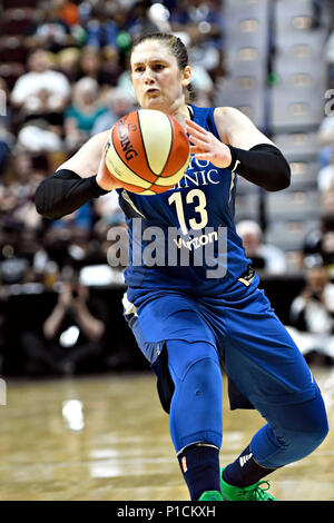 New York, USA. 9 juin, 2018. Minnesota guard, Lindsay Whalen. passe le ballon pendant le match de WNBA vs les Minnesota Lynx tenue au Mohegan Sun Arena dans le Connecticut. Le soleil a gagné 89-75 . Ron Waite/CSM/Alamy Live News Banque D'Images