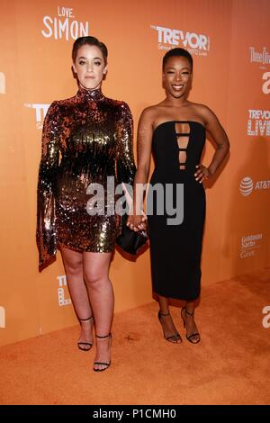 New York, NY, USA. 11 Juin, 2018. Lauren Morelli, Samira Wiley au hall des arrivées pour le TrevorLIVE Projet Trevor's New York Gala, Cipriani Wall Street, New York, NY 11 juin 2018. Crédit : Jason Mendez/Everett Collection/Alamy Live News Banque D'Images