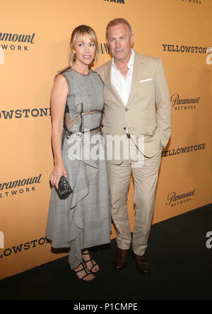 Los Angeles, CA, USA. 11 Juin, 2018. Christine Baumgartner et Kevin Costner à la première de Yellowstone au Paramount Studios à Los Angeles, Californie le 11 juin 2018. Credit : Faye Sadou/media/Alamy Punch Live News Banque D'Images