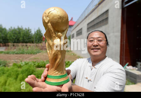 Handan, Handan, Chine. 11 Juin, 2018. Chengdu, Chine 11 juin 2018 : l'agriculteur Yan Junhai fait une sculpture en argile de FIFA World Cup Trophy en deux heures à Handan, Chine du Nord, Province de Hebei. Crédit : SIPA Asie/ZUMA/Alamy Fil Live News Banque D'Images