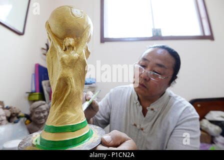 Handan, Handan, Chine. 11 Juin, 2018. Chengdu, Chine 11 juin 2018 : l'agriculteur Yan Junhai fait une sculpture en argile de FIFA World Cup Trophy en deux heures à Handan, Chine du Nord, Province de Hebei. Crédit : SIPA Asie/ZUMA/Alamy Fil Live News Banque D'Images