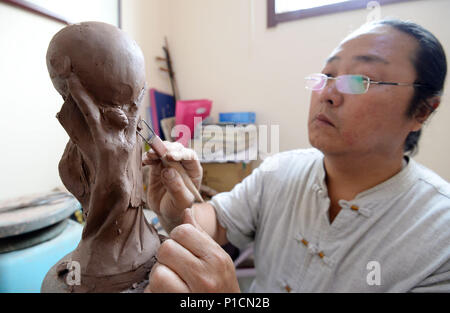 Handan, Handan, Chine. 11 Juin, 2018. Chengdu, Chine 11 juin 2018 : l'agriculteur Yan Junhai fait une sculpture en argile de FIFA World Cup Trophy en deux heures à Handan, Chine du Nord, Province de Hebei. Crédit : SIPA Asie/ZUMA/Alamy Fil Live News Banque D'Images