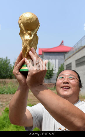 Handan, Handan, Chine. 11 Juin, 2018. Chengdu, Chine 11 juin 2018 : l'agriculteur Yan Junhai fait une sculpture en argile de FIFA World Cup Trophy en deux heures à Handan, Chine du Nord, Province de Hebei. Crédit : SIPA Asie/ZUMA/Alamy Fil Live News Banque D'Images