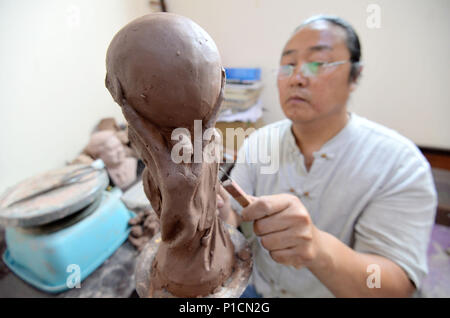 Handan, Handan, Chine. 11 Juin, 2018. Chengdu, Chine 11 juin 2018 : l'agriculteur Yan Junhai fait une sculpture en argile de FIFA World Cup Trophy en deux heures à Handan, Chine du Nord, Province de Hebei. Crédit : SIPA Asie/ZUMA/Alamy Fil Live News Banque D'Images