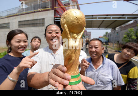 Handan, Handan, Chine. 11 Juin, 2018. Chengdu, Chine 11 juin 2018 : l'agriculteur Yan Junhai fait une sculpture en argile de FIFA World Cup Trophy en deux heures à Handan, Chine du Nord, Province de Hebei. Crédit : SIPA Asie/ZUMA/Alamy Fil Live News Banque D'Images