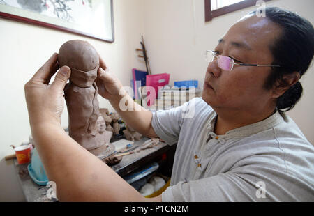 Handan, Handan, Chine. 11 Juin, 2018. Chengdu, Chine 11 juin 2018 : l'agriculteur Yan Junhai fait une sculpture en argile de FIFA World Cup Trophy en deux heures à Handan, Chine du Nord, Province de Hebei. Crédit : SIPA Asie/ZUMA/Alamy Fil Live News Banque D'Images