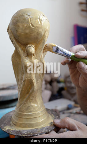 Handan, Handan, Chine. 11 Juin, 2018. Chengdu, Chine 11 juin 2018 : l'agriculteur Yan Junhai fait une sculpture en argile de FIFA World Cup Trophy en deux heures à Handan, Chine du Nord, Province de Hebei. Crédit : SIPA Asie/ZUMA/Alamy Fil Live News Banque D'Images