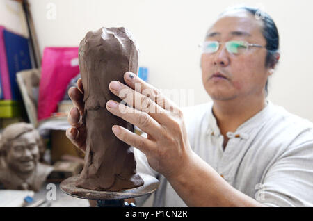 Handan, Handan, Chine. 11 Juin, 2018. Chengdu, Chine 11 juin 2018 : l'agriculteur Yan Junhai fait une sculpture en argile de FIFA World Cup Trophy en deux heures à Handan, Chine du Nord, Province de Hebei. Crédit : SIPA Asie/ZUMA/Alamy Fil Live News Banque D'Images