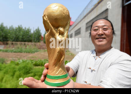 Handan, Handan, Chine. 11 Juin, 2018. Chengdu, Chine 11 juin 2018 : l'agriculteur Yan Junhai fait une sculpture en argile de FIFA World Cup Trophy en deux heures à Handan, Chine du Nord, Province de Hebei. Crédit : SIPA Asie/ZUMA/Alamy Fil Live News Banque D'Images