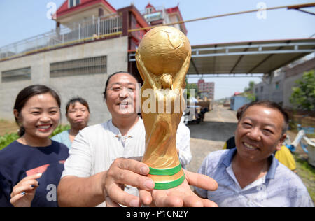 Handan, Handan, Chine. 11 Juin, 2018. Chengdu, Chine 11 juin 2018 : l'agriculteur Yan Junhai fait une sculpture en argile de FIFA World Cup Trophy en deux heures à Handan, Chine du Nord, Province de Hebei. Crédit : SIPA Asie/ZUMA/Alamy Fil Live News Banque D'Images