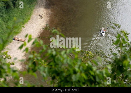 11 juin 2018, l'Allemagne, Kelheim : Un kayak conducteur contrôle passé Echelle réduite à la Gorge du Danube. Photo : Armin Weigel/dpa Banque D'Images