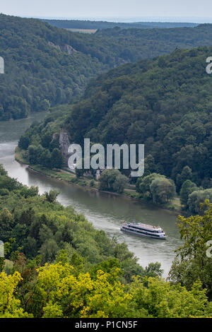 Kelheim, Allemagne. 11 Juin, 2018. 11 juin 2018, l'Allemagne, Kelheim : un bateau d'excursion le long de la gorge du Danube les lecteurs. Credit : Armin Weigel/dpa/Alamy Live News Banque D'Images