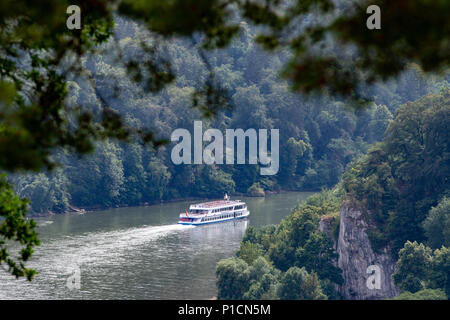 Kelheim, Allemagne. 11 Juin, 2018. 11 juin 2018, l'Allemagne, Kelheim : un bateau d'excursion le long de la gorge du Danube les lecteurs. Credit : Armin Weigel/dpa/Alamy Live News Banque D'Images
