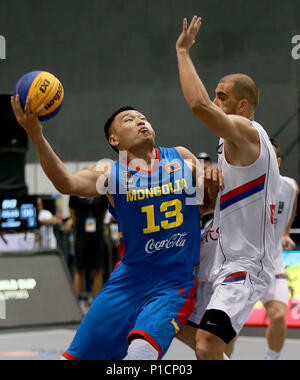 Bulacan, Philippines. 12 Juin, 2018. Delgernyam Davaasambuu de Mongolie (L) fait concurrence au cours de la match quart de finale hommes entre la Serbie et la Mongolie à la FIBA 3x3 Coupe du Monde en province de Bulacan, aux Philippines, le 12 juin 2018. La Serbie a gagné 21-8. Credit : Rouelle Umali/Xinhua/Alamy Live News Banque D'Images