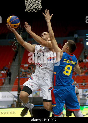 Bulacan, Philippines. 12 Juin, 2018. Dusan Bulut de Serbie (L) fait concurrence au cours de la match quart de finale hommes entre la Serbie et la Mongolie à la FIBA 3x3 Coupe du Monde en province de Bulacan, aux Philippines, le 12 juin 2018. La Serbie a gagné 21-8. Credit : Rouelle Umali/Xinhua/Alamy Live News Banque D'Images