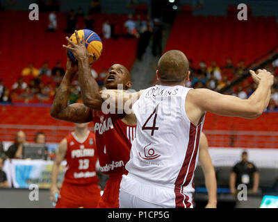 Bulacan, Philippines. 12 Juin, 2018. Michael Hicks, de Pologne (L) fait concurrence au cours de la match quart de finale hommes entre la Pologne et la Lettonie à la FIBA 3x3 Coupe du Monde en province de Bulacan, aux Philippines, le 12 juin 2018. La Pologne a gagné 21-15. Credit : Rouelle Umali/Xinhua/Alamy Live News Banque D'Images