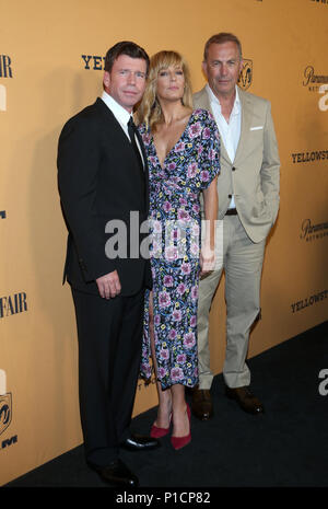 LOS ANGELES, CA - le 11 juin : Taylor Sheridan, Kelly Reilly, Kevin Costner, lors de la première de Yellowstone au Paramount Studios à Los Angeles, Californie le 11 juin 2018. Credit : Faye Sadou/MediaPunch Banque D'Images