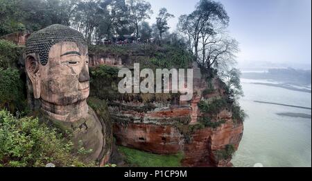 Le Sichuan, Shanghai, Chine. 12 Juin, 2018. Le Sichuan, Chine- Grand Bouddha de Leshan est l'attraction principale de Grand Bouddha de Leshan Scenic Area, qui a été inscrit comme site du patrimoine mondial par l'UNESCO en 1996 en même temps que le mont Emei. Situé à la jonction de la rivière Minjiang, rivière Dadu et Qingyi River dans le sud-ouest de la province chinoise du Sichuan, Grand Bouddha de Leshan est assis face à Changsha City de l'autre côté de la rivière et c'est la plus grande falaise rock sculpture statue du Bouddha Maitréya dans le monde. Crédit : SIPA Asie/ZUMA/Alamy Fil Live News Banque D'Images