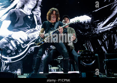 Rome, Italie. 11 juin 2018. Chanteur et compositeur italien, Vasco Rossi en live sur scène avec Stef Burns au cours de la 'Vasco non stop tour 2018' au Stade Olympique, Rome, Italie le 11 juin 2018. Photo par Giuseppe Maffia Crédit : Giuseppe Maffia/Alamy Live News Banque D'Images