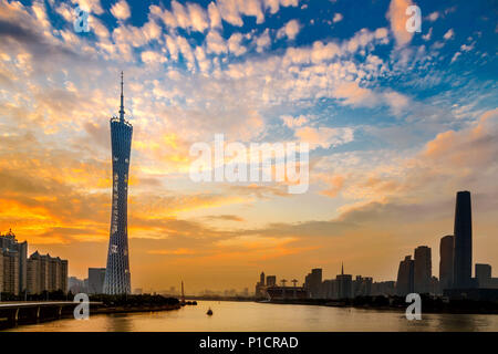 12 juin 2018 - Guangzhou, Guangzhou, Chine - Guangzhou, Chine-le Canton Tower ou Tour de Guangzhou, Guangzhou officiellement plat et les visites touristiques, la tour d'astronomie est un 604 mètres (1 982 pi) de hauteur de tour d'observation dans le Haizhu District de la ville de Guangzhou (historiquement connue sous le nom de Canton), dans le Guangdong, Chine. La tour brièvement retenu le titre de tour la plus haute au monde, en remplacement de la Tour du CN, avant d'être dépassé par la Tokyo Skytree. C'était la structure la plus haute de Chine avant la mise hors de la Tour de Shanghai le 3 août 2013. C'est maintenant la deuxième tour la plus haute et la fo Banque D'Images