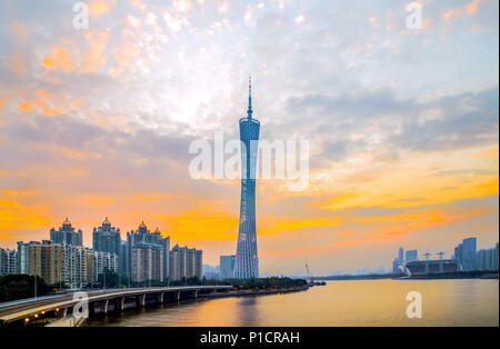 12 juin 2018 - Guangzhou, Guangzhou, Chine - Guangzhou, Chine-le Canton Tower ou Tour de Guangzhou, Guangzhou officiellement plat et les visites touristiques, la tour d'astronomie est un 604 mètres (1 982 pi) de hauteur de tour d'observation dans le Haizhu District de la ville de Guangzhou (historiquement connue sous le nom de Canton), dans le Guangdong, Chine. La tour brièvement retenu le titre de tour la plus haute au monde, en remplacement de la Tour du CN, avant d'être dépassé par la Tokyo Skytree. C'était la structure la plus haute de Chine avant la mise hors de la Tour de Shanghai le 3 août 2013. C'est maintenant la deuxième tour la plus haute et la fo Banque D'Images