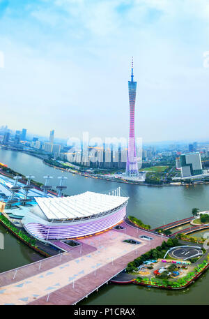 12 juin 2018 - Guangzhou, Guangzhou, Chine - Guangzhou, Chine-le Canton Tower ou Tour de Guangzhou, Guangzhou officiellement plat et les visites touristiques, la tour d'astronomie est un 604 mètres (1 982 pi) de hauteur de tour d'observation dans le Haizhu District de la ville de Guangzhou (historiquement connue sous le nom de Canton), dans le Guangdong, Chine. La tour brièvement retenu le titre de tour la plus haute au monde, en remplacement de la Tour du CN, avant d'être dépassé par la Tokyo Skytree. C'était la structure la plus haute de Chine avant la mise hors de la Tour de Shanghai le 3 août 2013. C'est maintenant la deuxième tour la plus haute et la fo Banque D'Images