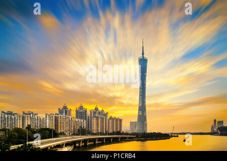 12 juin 2018 - Guangzhou, Guangzhou, Chine - Guangzhou, Chine-le Canton Tower ou Tour de Guangzhou, Guangzhou officiellement plat et les visites touristiques, la tour d'astronomie est un 604 mètres (1 982 pi) de hauteur de tour d'observation dans le Haizhu District de la ville de Guangzhou (historiquement connue sous le nom de Canton), dans le Guangdong, Chine. La tour brièvement retenu le titre de tour la plus haute au monde, en remplacement de la Tour du CN, avant d'être dépassé par la Tokyo Skytree. C'était la structure la plus haute de Chine avant la mise hors de la Tour de Shanghai le 3 août 2013. C'est maintenant la deuxième tour la plus haute et la fo Banque D'Images