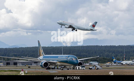 Richmond, Colombie-Britannique, Canada. 10 Juin, 2018. Un Vietnam Airlines Boeing 787-9 Dreamliner (VN-A868) des gros avion de ligne sur le tarmac de l'Aéroport International de Vancouver. L'avion était en route vers Hanoi après le sommet du G7 au Québec. Dans l'arrière-plan d'un Airbus A320 d'Air Canada prend son envol. Credit : Bayne Stanley/ZUMA/Alamy Fil Live News Banque D'Images