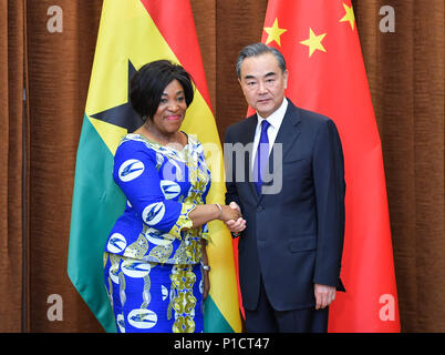 (180612) -- BEIJING, 12 juin 2018 (Xinhua) -- Le conseiller d'Etat chinois et le ministre des Affaires étrangères Wang Yi (R) s'entretient avec le Ministre des affaires étrangères du Ghana Shirley Ayorkor Botchwey à Beijing, capitale de Chine, le 11 juin 2018. (Xinhua/Yin Bogu)(mcg) Banque D'Images