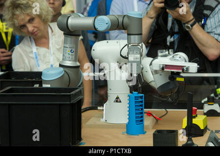 Le bras d'un robot apprend à effectuer un mouvement sur son propre, International CeBIT à Hanovre, le 11.06.2018. Dans le monde d'utilisation | Banque D'Images