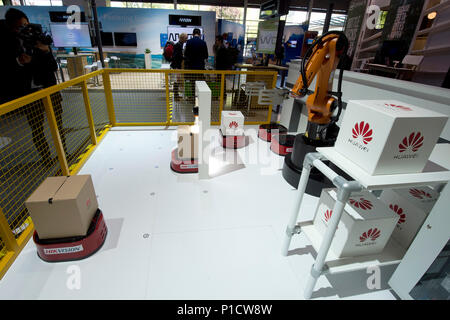 Le bras d'un robot à l'Huawei stand sera le chargement d'un centre colis, colis, de la logistique, de la manutention des marchandises, le CeBIT à Hanovre, salon international le 11.06.2018. Dans le monde d'utilisation | Banque D'Images