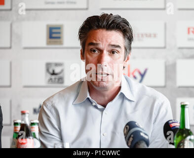 12 juin 2018, l'Allemagne, Hambourg : Michael Stich, directeur de tournoi de l'ATP tennis tournoi Open allemand à Rothenbaum, explique l'ordre du jour et le line-up du tournoi, qui aura lieu du 21 au 29 juillet 2018 à Hambourg. Photo : Markus Scholz/dpa Banque D'Images