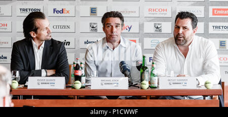 12 juin 2018, l'Allemagne, Hambourg : Oliver Quante (L-R), porte-parole de Hambourg, Sports and Entertainment (SSE), Michael Stich, directeur de tournoi de l'ATP tennis tournoi Open allemand à Rothenbaum, et Detlef Marteau, PDG de Hambourg Sports and Entertainment Company, expliquer l'ordre du jour et le line-up du tournoi, qui aura lieu du 21 au 29 juillet 2018 à Hambourg. Photo : Markus Scholz/dpa Banque D'Images