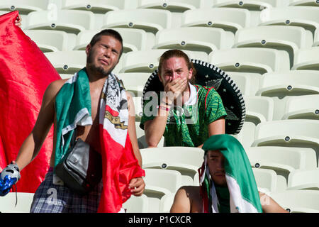 Fortaleza, Brésil. 29 Juin, 2014. Aperçu du premier match de l'équipe nationale de football allemande lors de la Coupe du Monde de la FIFA 2018 en Russie : le 17.06.2018, l'équipe de Jogi Loew à Moscou se réunit au Mexique, les fans mexicains pleurer dans les stands, triste de quitter, frustré, déçu, déçu, se douchait, déçu, désespoir, désespéré Pays-bas NED - Mexique MEX 2 : 1, Série de 16, le 29.06.2014 à Fortaleza, Coupe du Monde de Football 2014 au Brésil à partir de la 12.06. - 13.07.2014. Utilisation dans le monde entier | Credit : dpa/Alamy Live News Banque D'Images