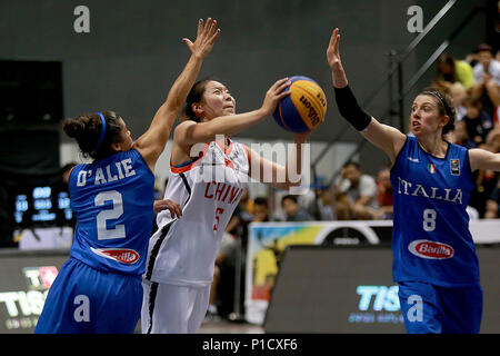 Bulacan, Philippines. 12 Juin, 2018. Li Yingyun (C) de Chine franchit au cours de la demi-finale des femmes au FIBA 3x3 Coupe du Monde en province de Bulacan, aux Philippines, le 12 juin 2018. L'Italie a gagné 15-13. Credit : Rouelle Umali/Xinhua/Alamy Live News Banque D'Images