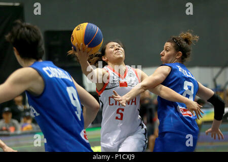 Bulacan, Philippines. 12 Juin, 2018. Li Yingyun (C) de Chine franchit au cours de la demi-finale des femmes au FIBA 3x3 Coupe du Monde en province de Bulacan, aux Philippines, le 12 juin 2018. L'Italie a gagné 15-13. Credit : Rouelle Umali/Xinhua/Alamy Live News Banque D'Images