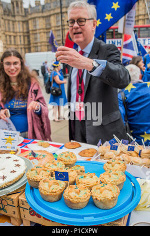 Londres, Royaume-Uni. 12 juin 2018. Seigneur Newby et d'autres membres de la Chambre des Lords sortent pour parler de manifestants - comme le débat de la Chambre des communes sur l'Brexit approches traiter, les membres de SODEM et autres Brexit, pro-UE des groupes se rassemblent à l'extérieur du Parlement pour une protestation se trouve pas de tartes. Crédit : Guy Bell/Alamy Live News Banque D'Images