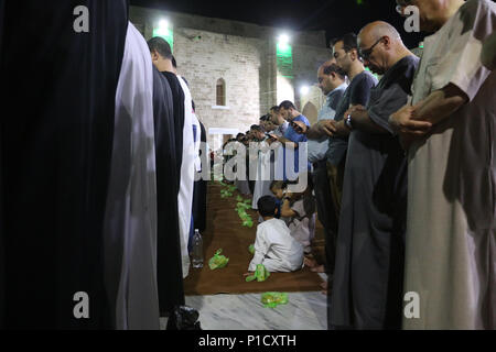 Les musulmans vu l'exécution de prières durant le ramadan. Fidèles palestiniens assister à une prière nocturne pendant Laylat Al-Qadr, sur le 27e jour du mois de jeûne sacré du ramadan à la mosquée al-Omari, dans la ville de Gaza. Laylat Al-Qadr est la plus sainte nuit dans le mois du Ramadan, qui commémore la révélation du livre saint du Coran au prophète. Banque D'Images