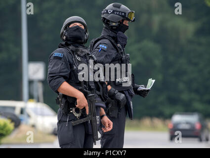 12 juin 2018, l'Allemagne, Herzberg : policiers sécuriser une route de Herzberg. Depuis le dimanche après-midi, la police a été la recherche la plus grande zone de Chemnitz pour un homme, qui peuvent être armés. Photo : Hendrik Schmidt/dpa-Zentralbild/dpa Banque D'Images