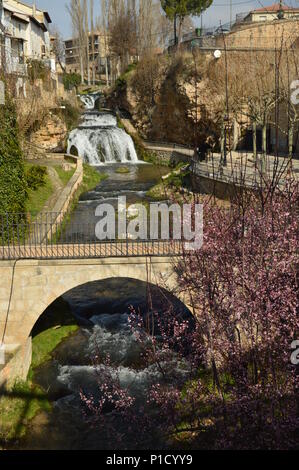 De belles chutes d'eau de la rivière Cifuentes à son col par Trillo sous un beau pont et laissant dans le Tage. Nature, Voyage, Vacati Banque D'Images