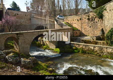 De belles chutes d'eau de la rivière Cifuentes à son col par Trillo sous un beau pont et laissant dans le Tage. Nature, Voyage, Vacati Banque D'Images